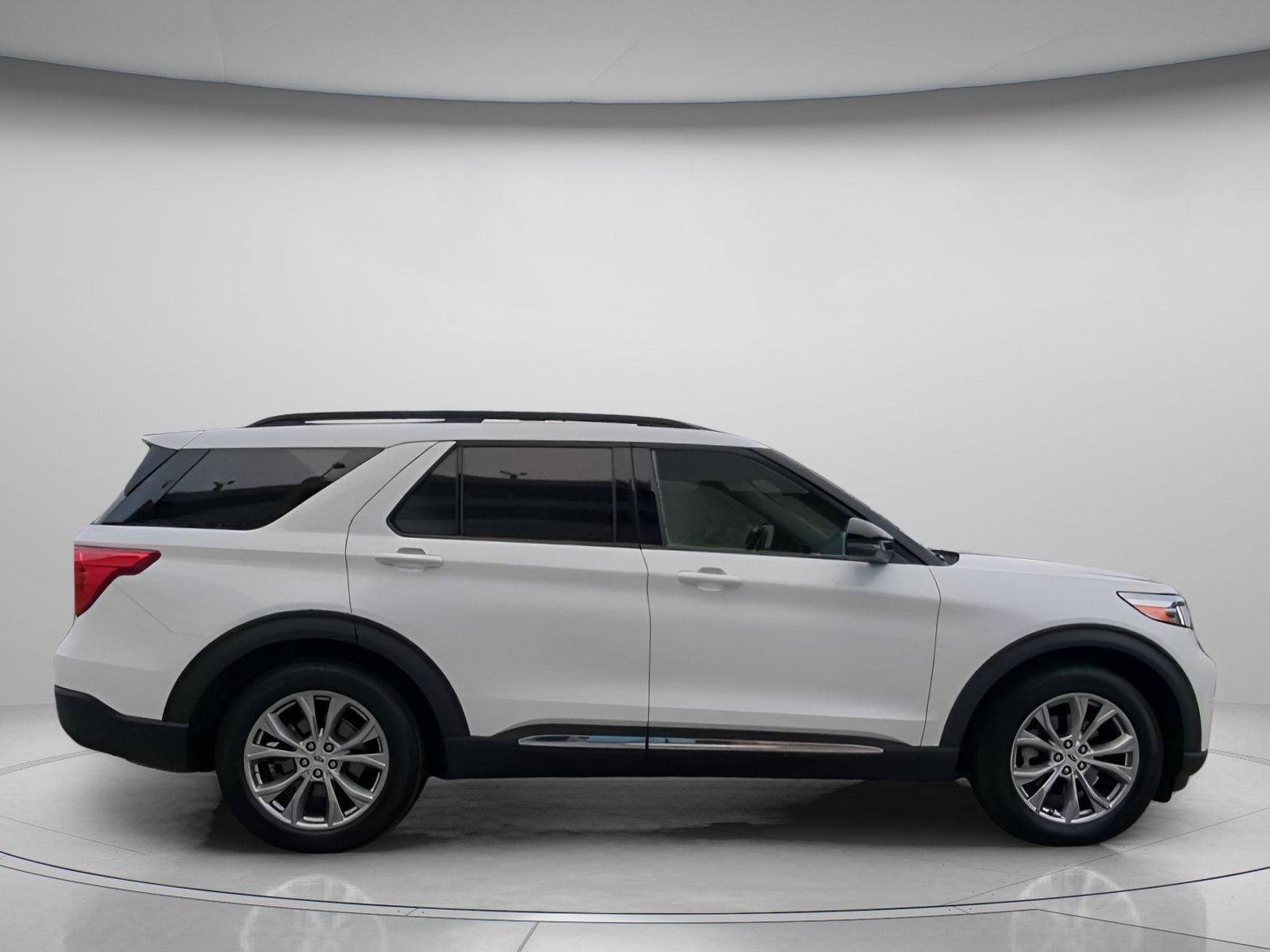 Certified 2023 Ford Explorer XLT w/ Equipment Group 202A RWD image 32