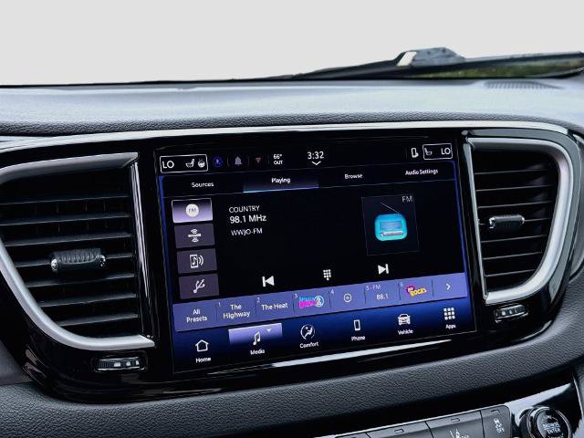 Used 2025 Chrysler Pacifica Select FWD image 12