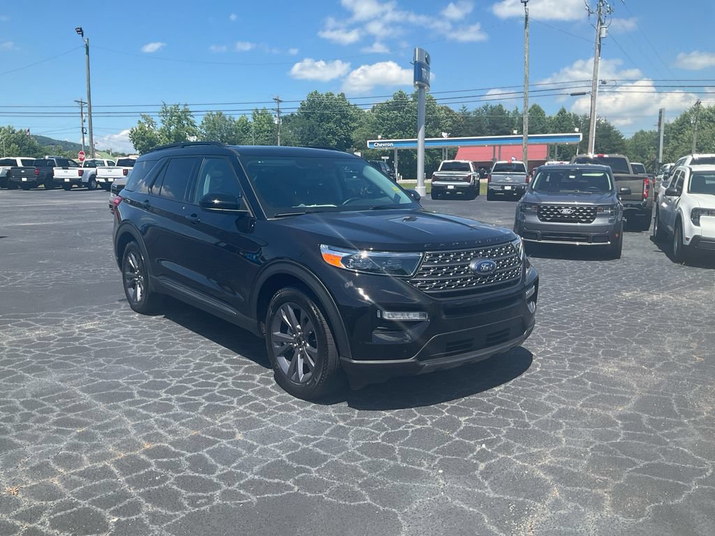 Certified 2024 Ford Explorer XLT w/ Equipment Group 202A RWD image 3