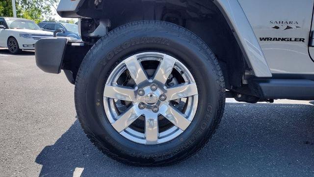 Used 2017 Jeep Wrangler Sahara w/ Connectivity Group AWD/4WD image 9