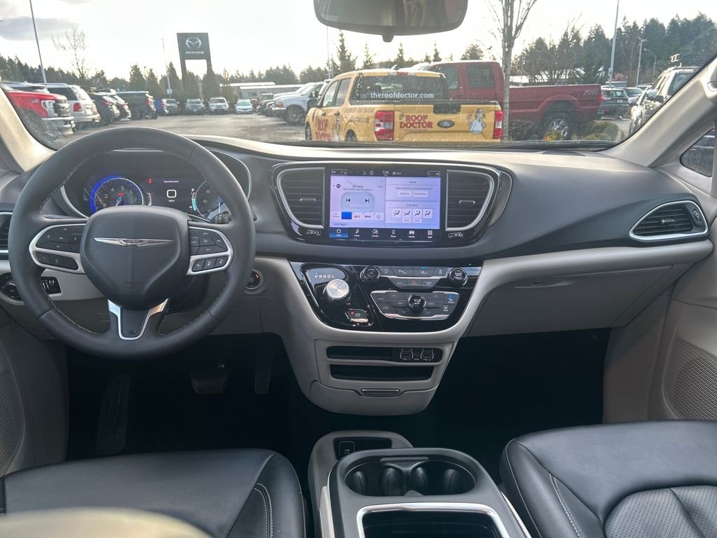 Used 2024 Chrysler Pacifica Touring-L image 9