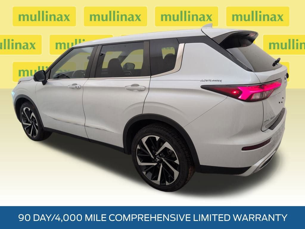 Used 2022 Mitsubishi Outlander SE image 3