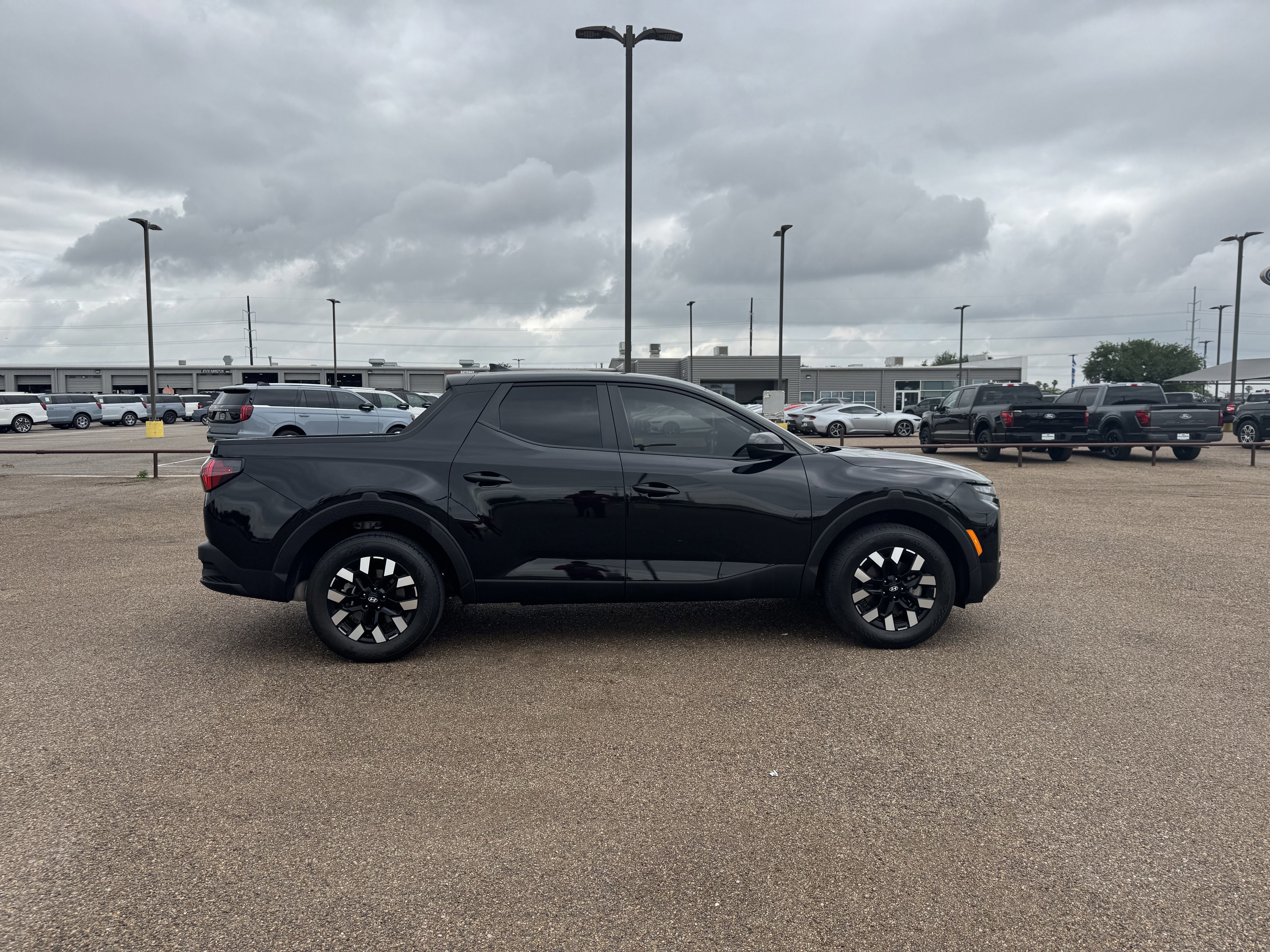 Used 2025 Hyundai Santa Cruz SE FWD image 4