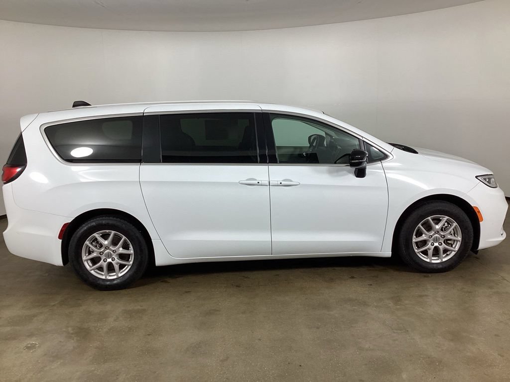 Used 2024 Chrysler Pacifica Touring-L FWD image 7