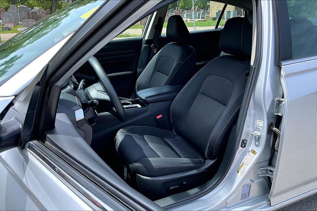 Used 2024 Nissan Altima 2.5 SV FWD image 23