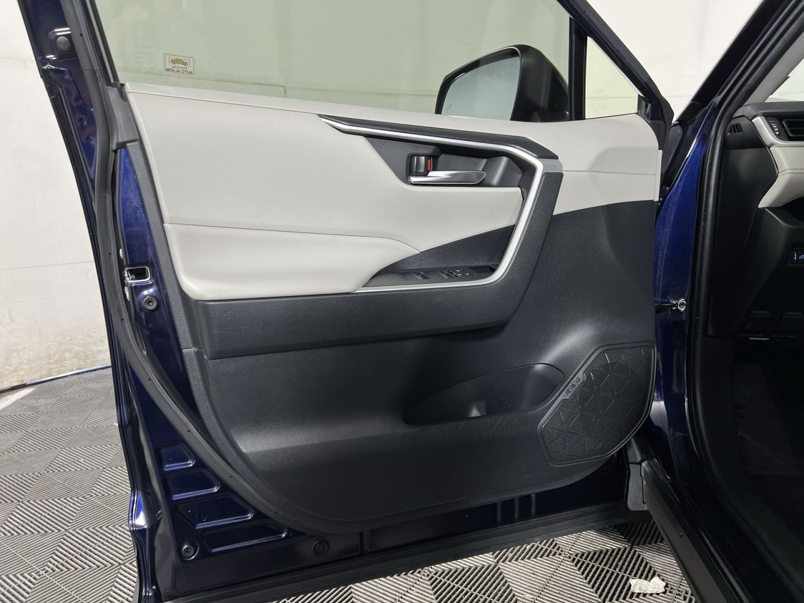Used 2019 Toyota RAV4 XLE Premium FWD image 14