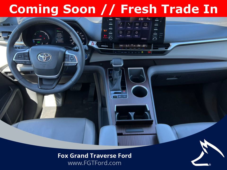 Used 2023 Toyota Sienna XLE FWD image 2