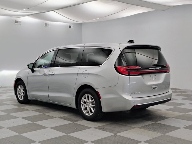 Used 2024 Chrysler Pacifica Touring-L FWD image 7
