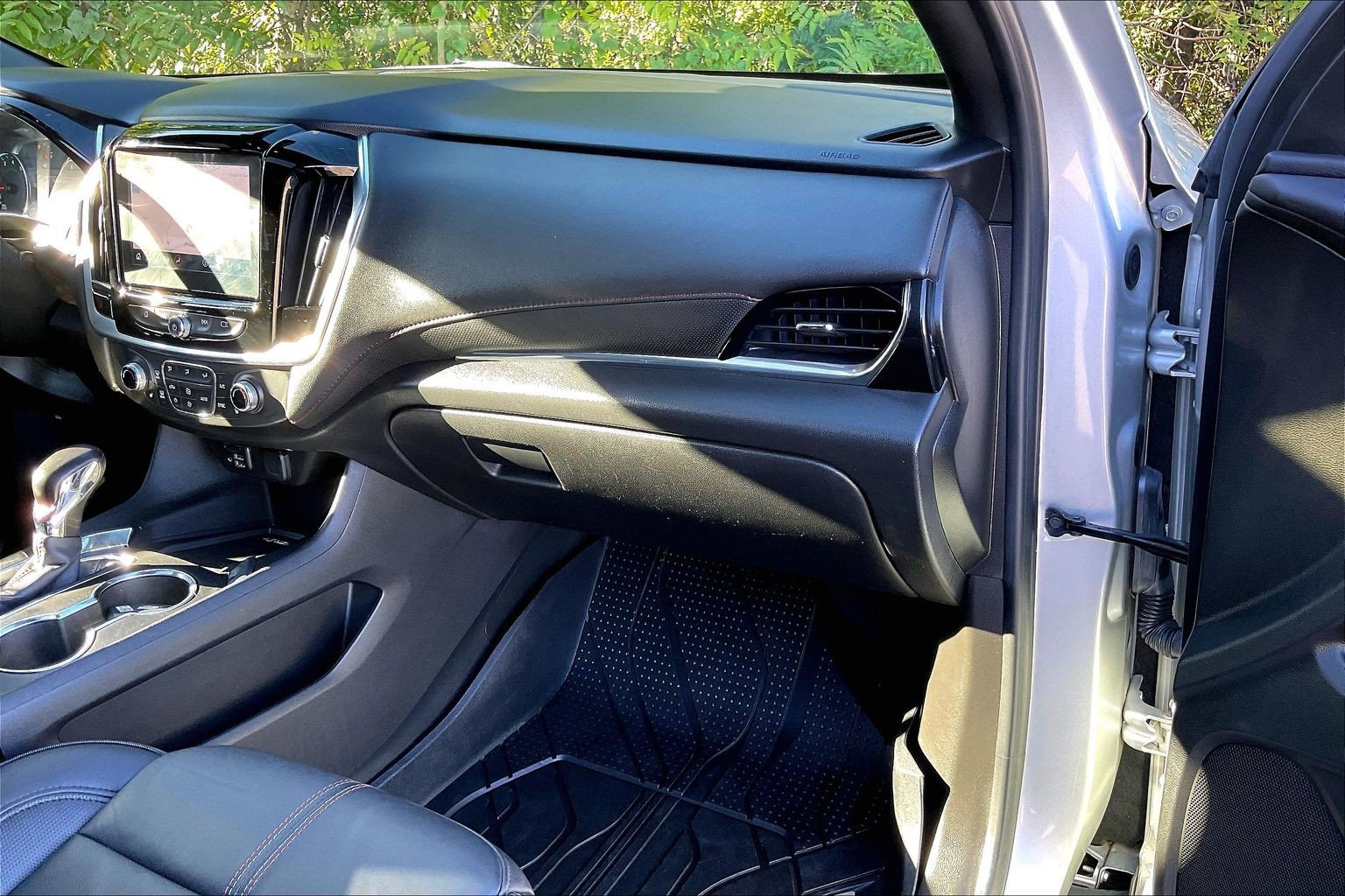 Used 2022 Chevrolet Traverse RS w/ LPO, Floor Liner Package AWD/4WD image 16