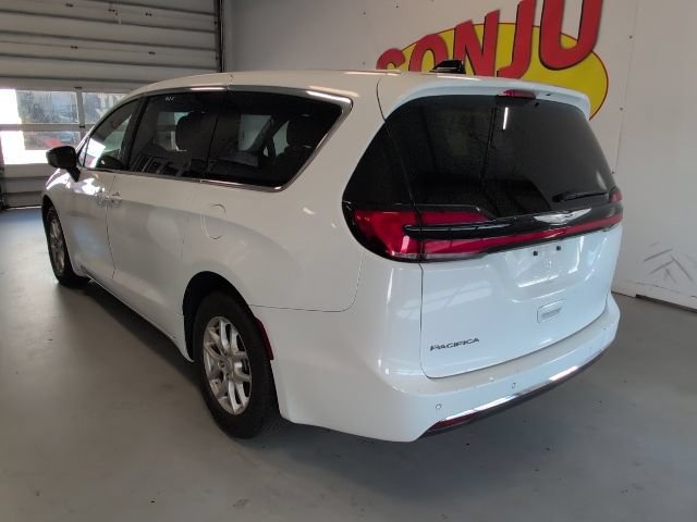 Used 2025 Chrysler Pacifica Select FWD image 3