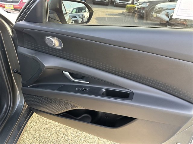 Used 2025 Hyundai Elantra SE image 35