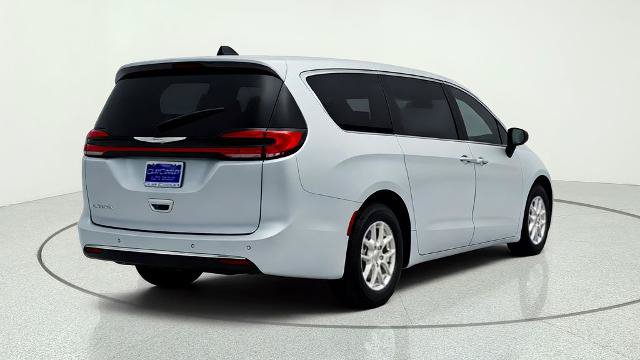 Used 2024 Chrysler Pacifica Touring-L FWD image 7