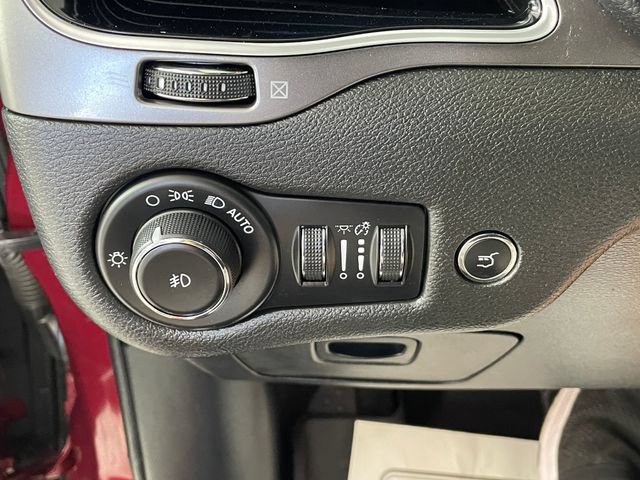 Used 2019 Jeep Cherokee Limited w/ Technology Group AWD/4WD image 17