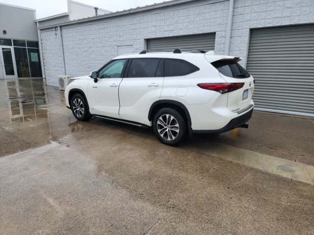 Used 2021 Toyota Highlander XLE AWD/4WD image 13