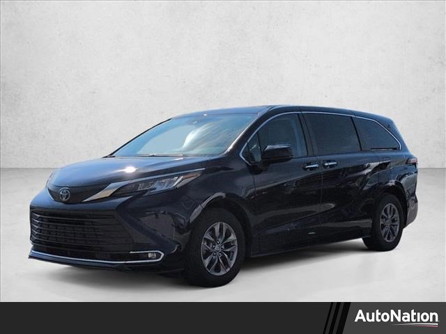 Used 2022 Toyota Sienna XLE image 1