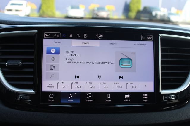 Used 2024 Chrysler Pacifica Touring-L FWD image 3