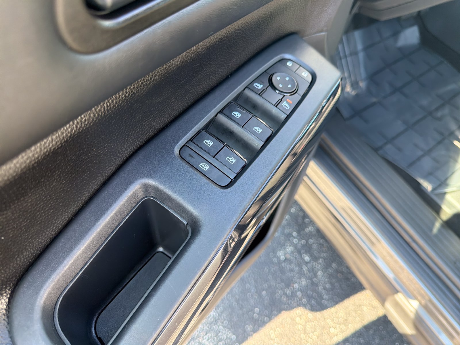 Used 2025 Nissan Pathfinder S FWD image 12