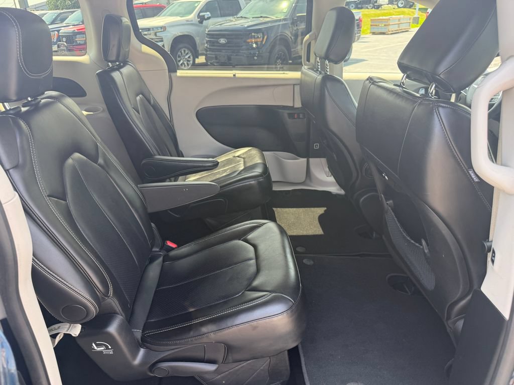 Used 2024 Chrysler Pacifica Touring-L FWD image 22