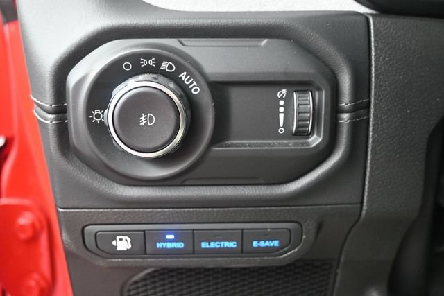 Used 2025 Jeep Wrangler Unlimited Sahara AWD/4WD image 7