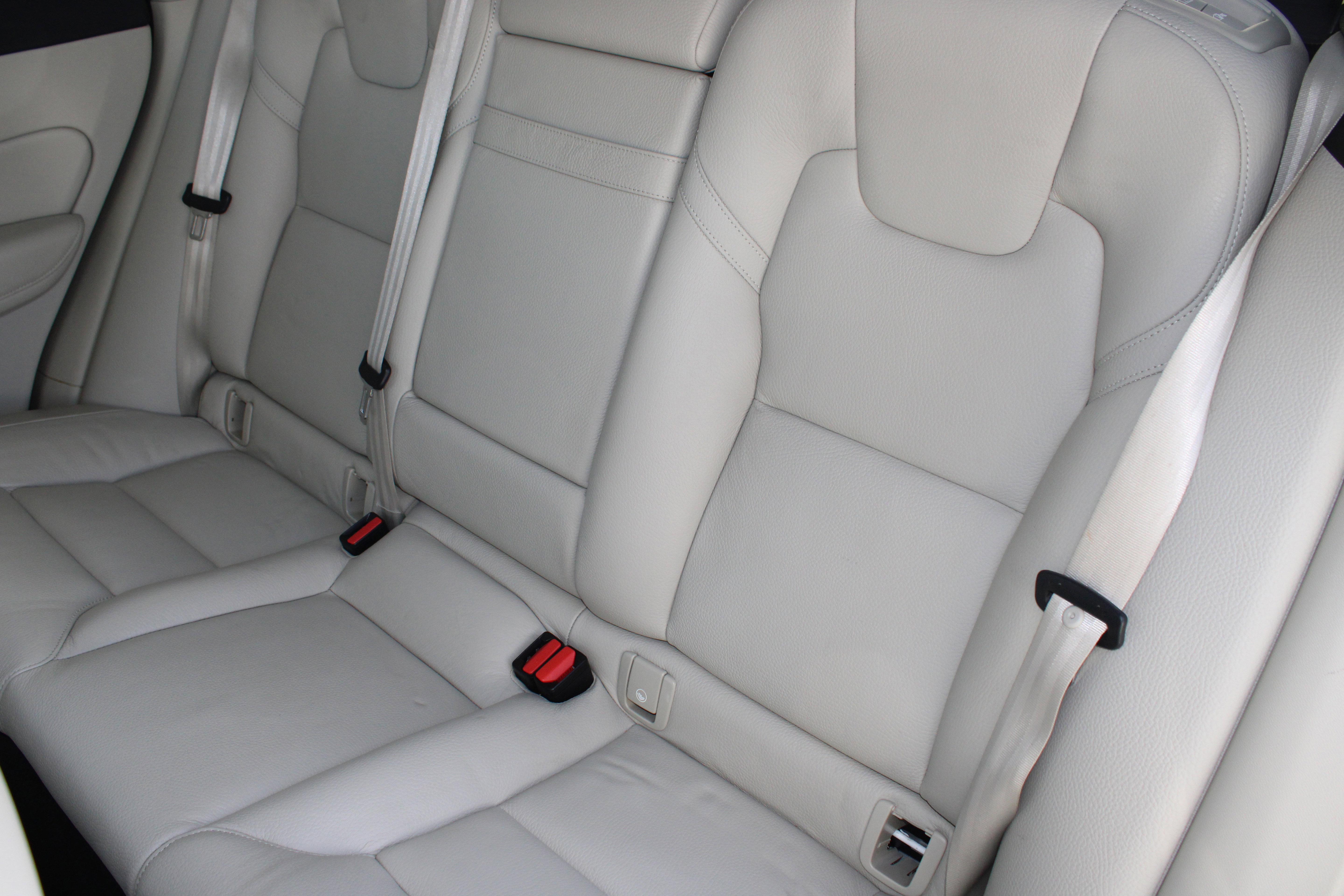 Used 2018 Volvo XC60 T6 Momentum w/ Protection Package Premier image 15