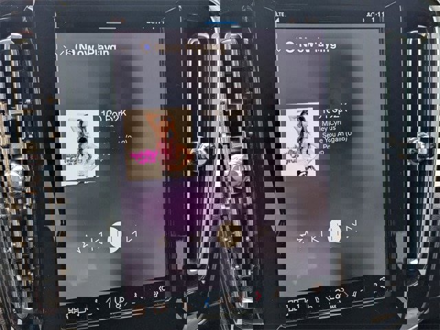 Used 2023 Volvo XC40 B5 Core image 17