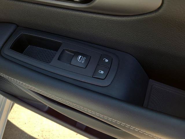 Used 2025 Chrysler Pacifica Select FWD image 9