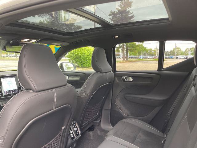 Used 2025 Volvo XC40 B5 Plus AWD/4WD image 4