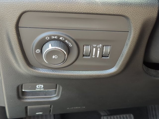 Used 2023 Jeep Grand Cherokee Limited w/ Luxury Tech Group II AWD/4WD image 21
