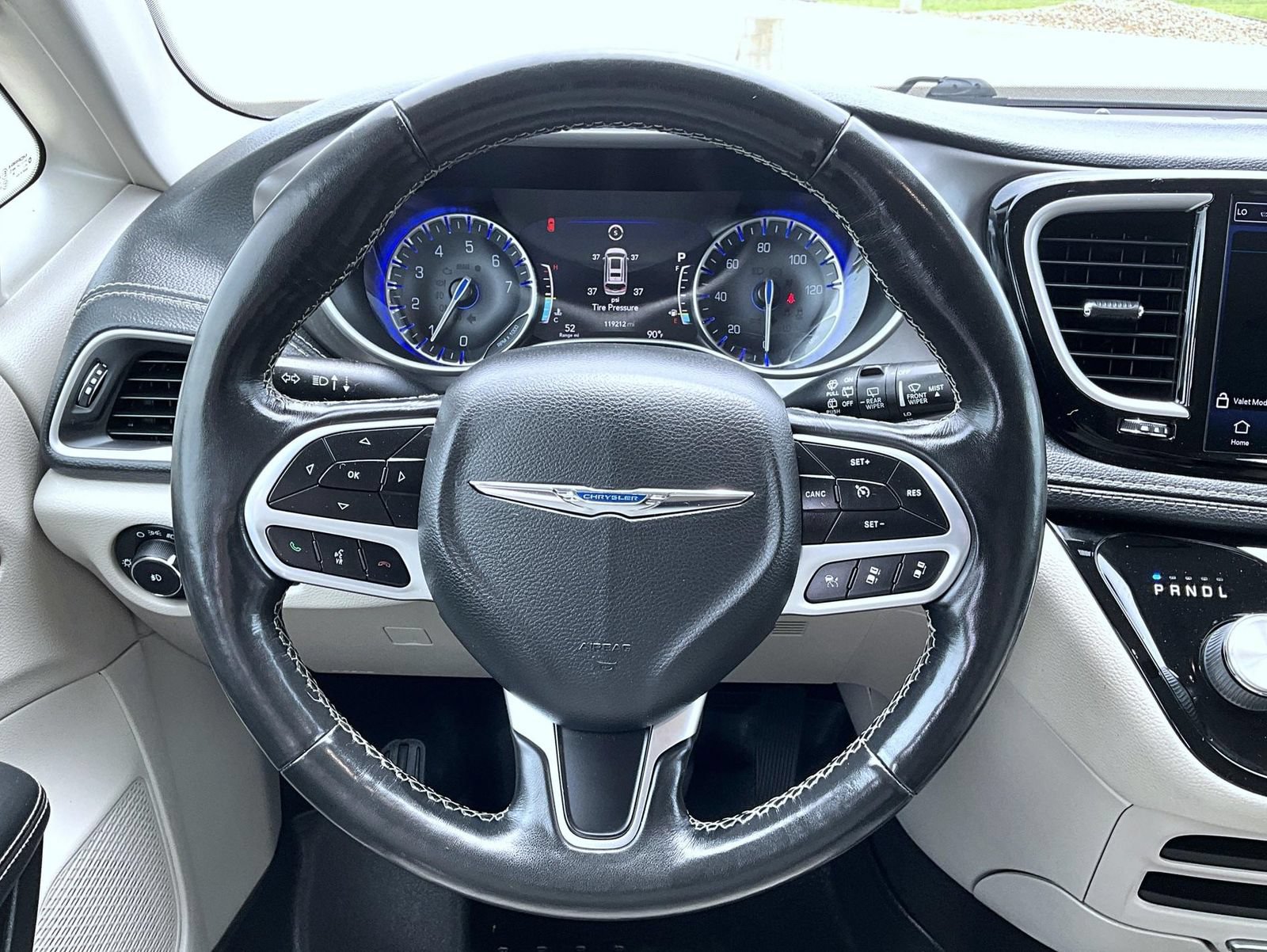 Used 2021 Chrysler Pacifica Touring-L FWD image 11