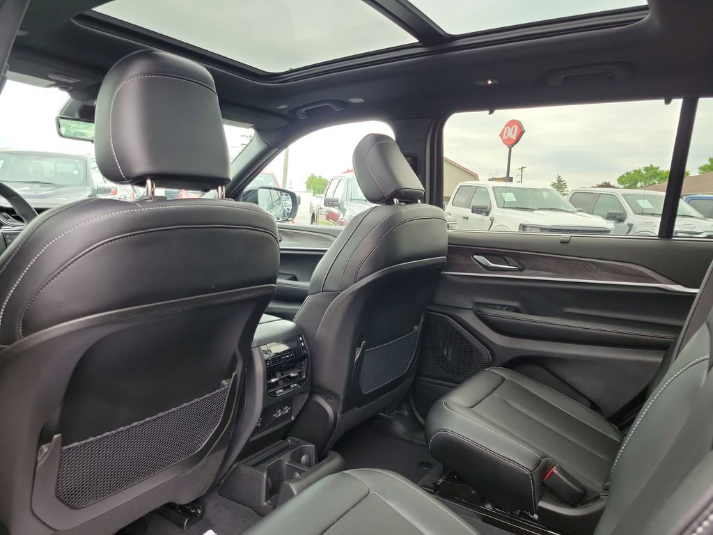 Used 2024 Jeep Grand Cherokee L Limited w/ Luxury Tech Group II AWD/4WD image 16