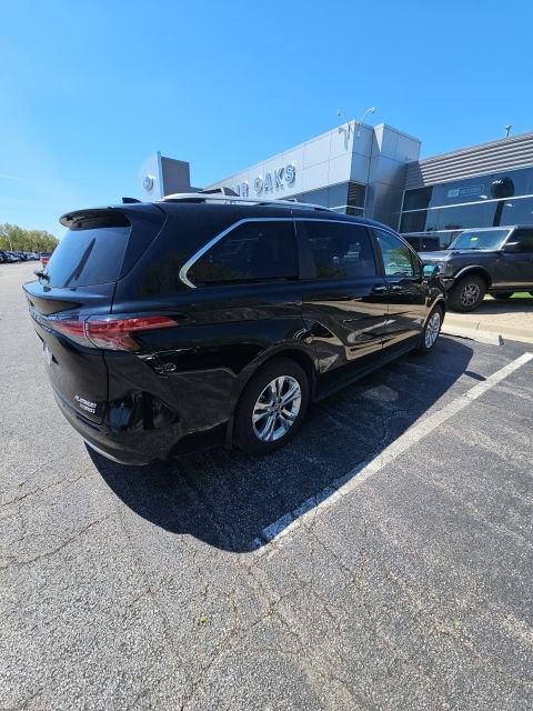 Used 2024 Toyota Sienna Platinum AWD/4WD image 3