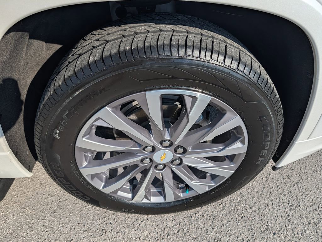 Used 2023 Chevrolet Traverse Premier FWD image 31