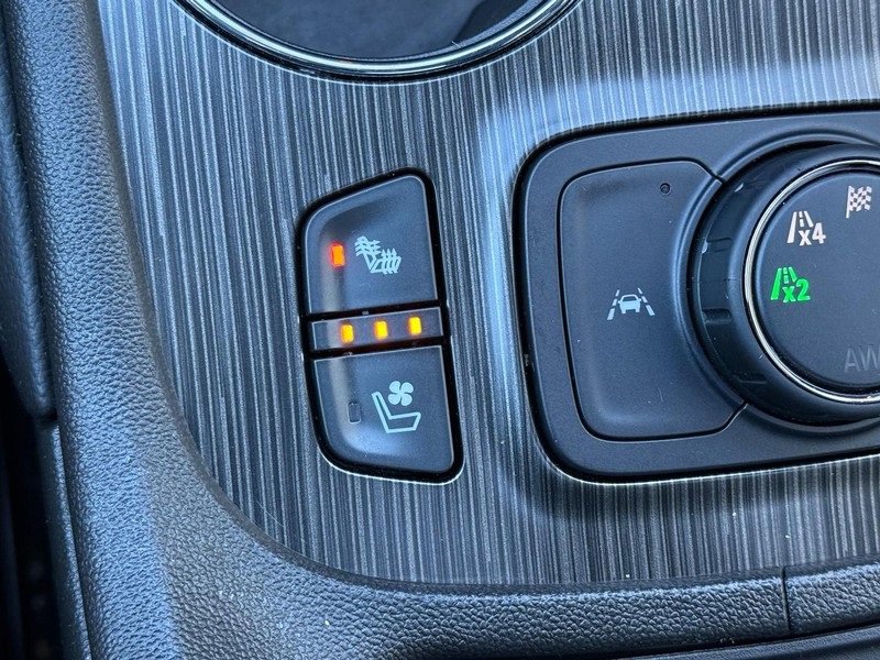 Used 2023 GMC Acadia SLT w/ Elevation Edition image 21