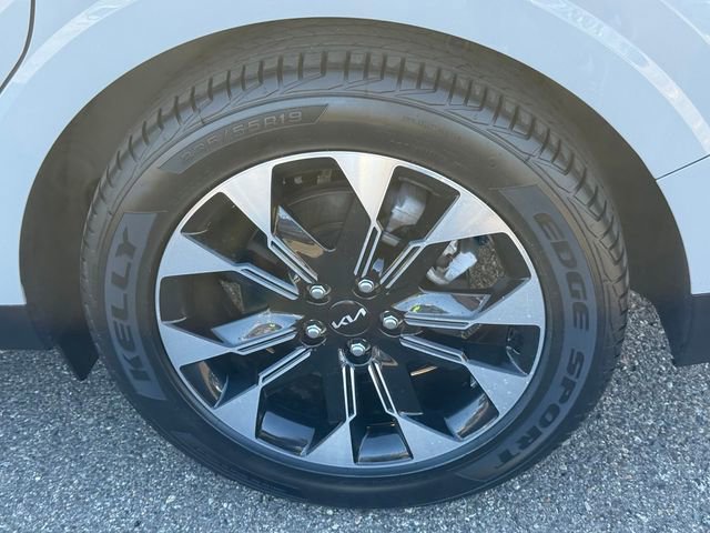 Used 2024 Kia Carnival EX FWD image 5