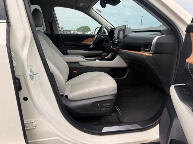 Used 2024 Toyota Grand Highlander AWD image 12