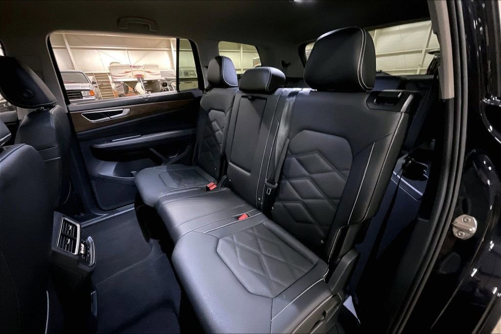 Used 2025 Volkswagen Atlas SE image 24