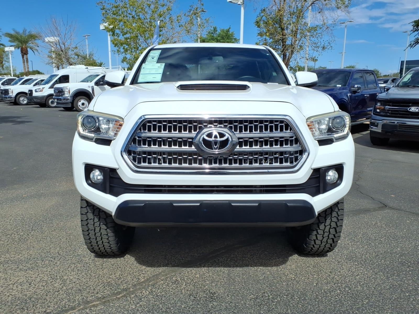 Used 2017 Toyota Tacoma TRD Off-Road w/ Premium & Technology Package AWD/4WD image 2
