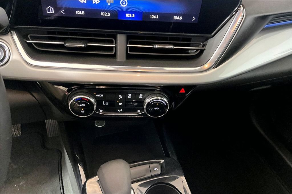 Used 2025 Chevrolet Trax LT w/ LT Convenience Package FWD image 25