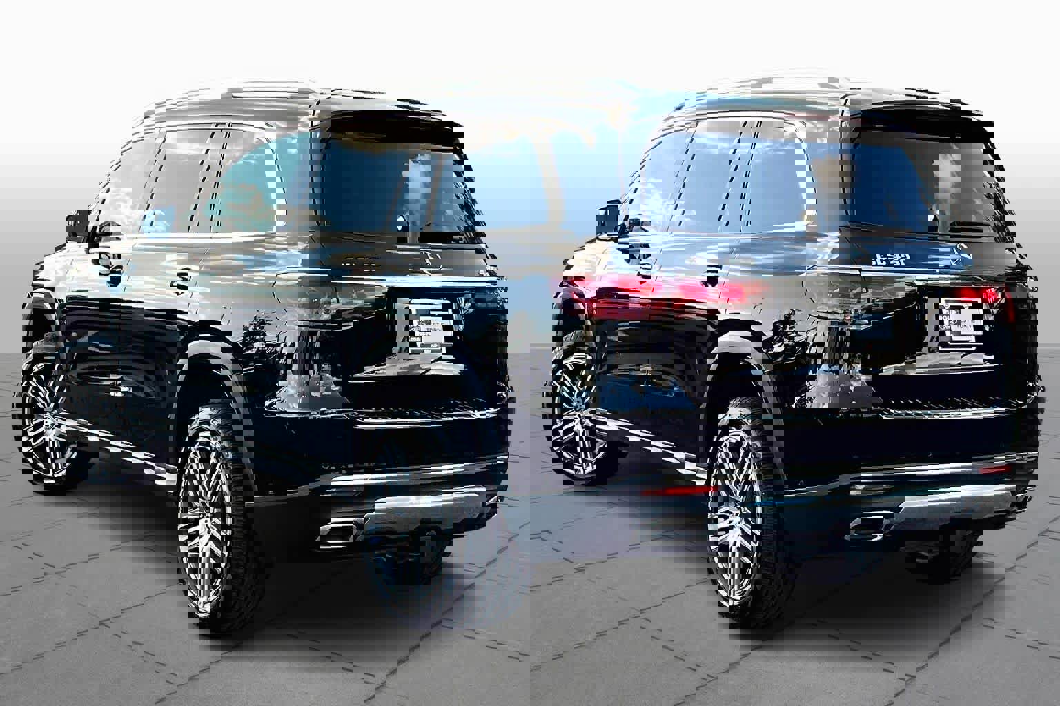 Used 2025 Mercedes-Benz GLS 450 4MATIC image 2