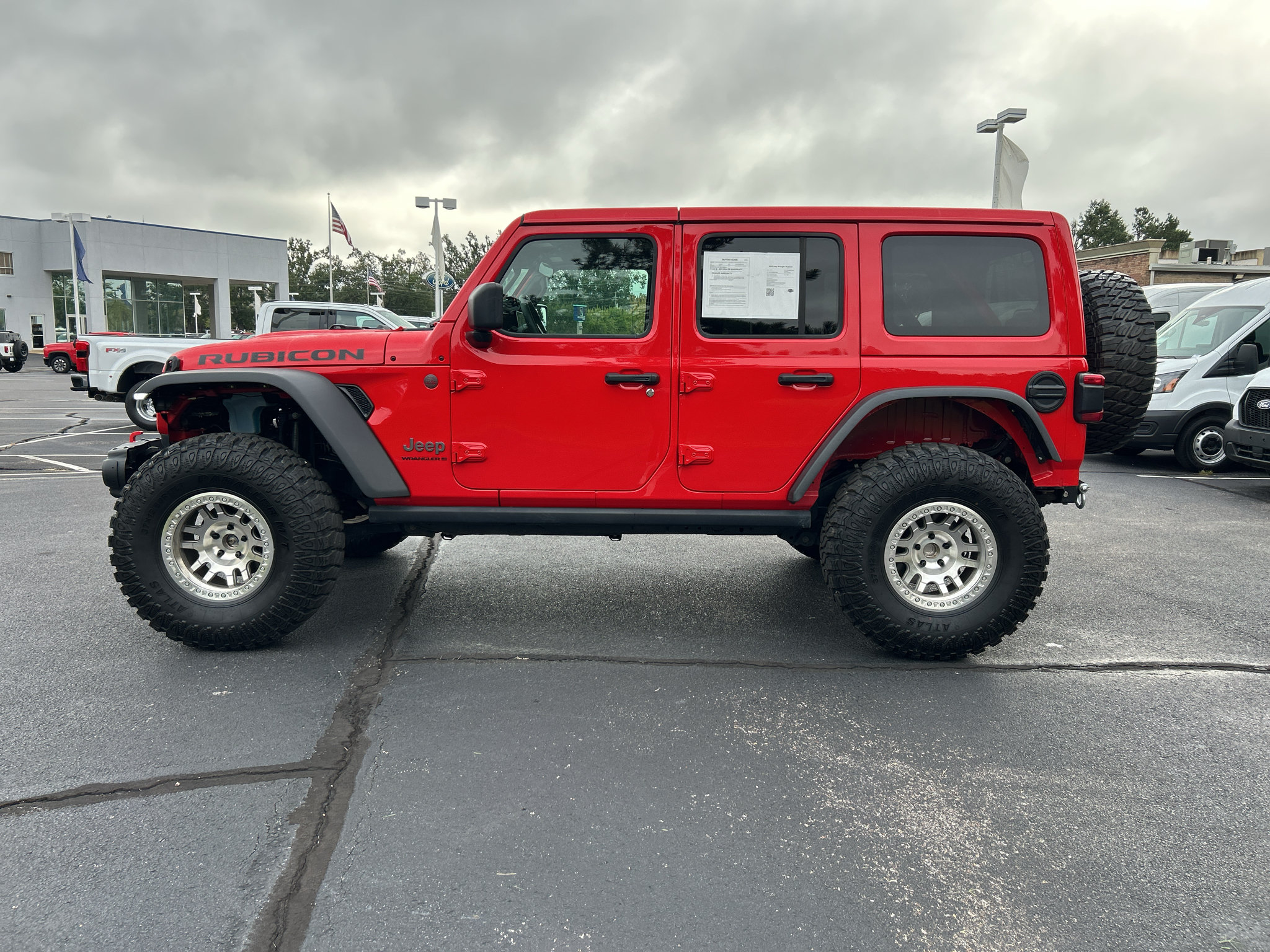 Used 2025 Jeep Wrangler Unlimited Rubicon AWD/4WD image 4