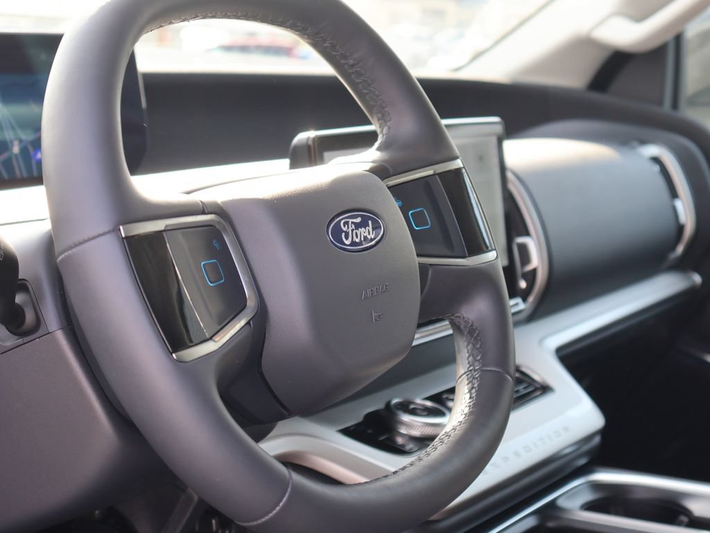 Certified 2025 Ford Expedition Active AWD/4WD image 27