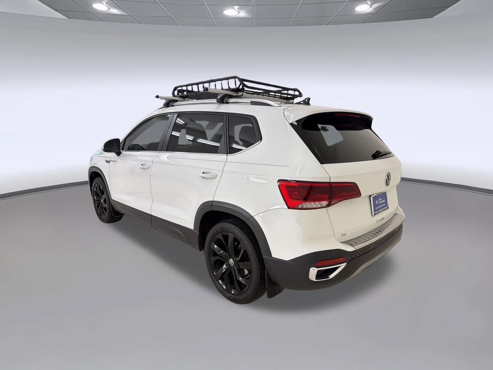Used 2024 Volkswagen Taos SE w/ Black Wheel Package FWD image 3