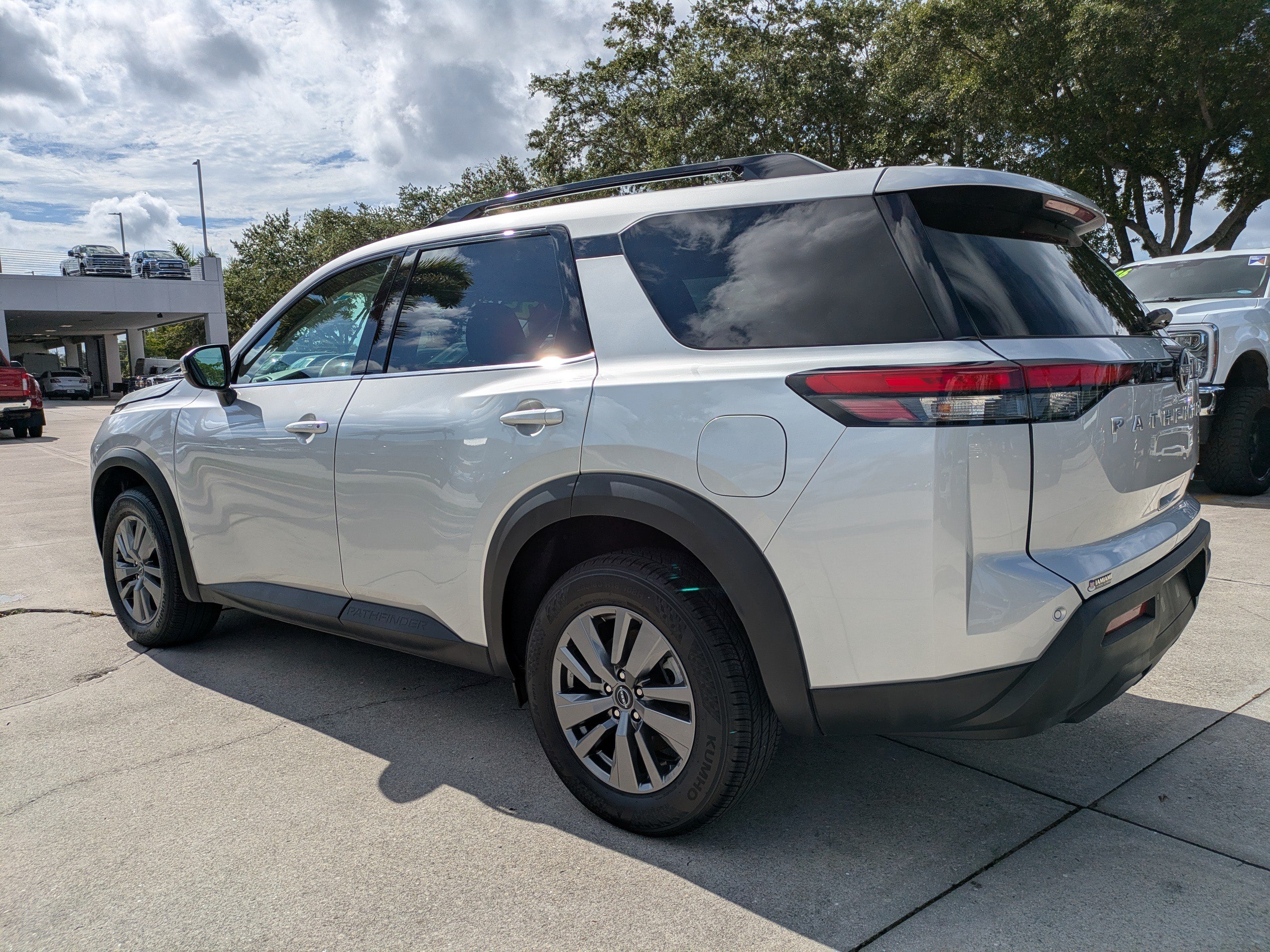 Used 2025 Nissan Pathfinder SV AWD/4WD image 6