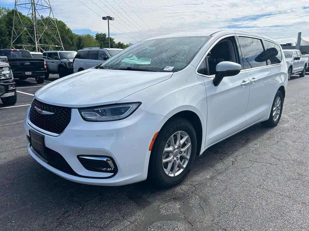 Used 2023 Chrysler Pacifica Touring-L FWD image 4