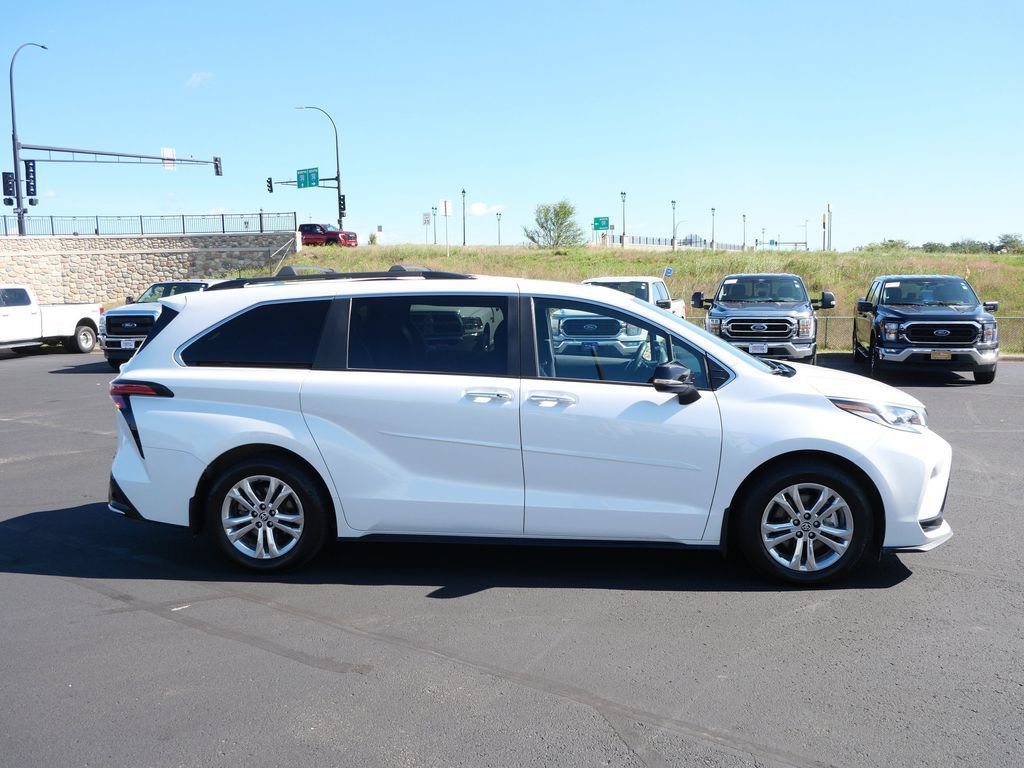 Used 2023 Toyota Sienna XSE AWD/4WD image 5