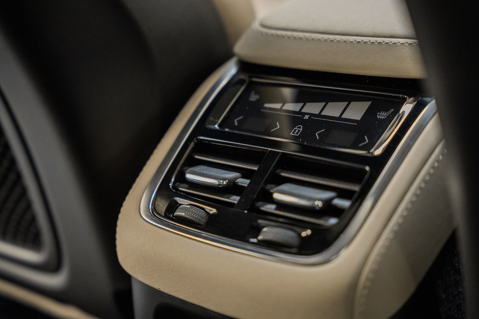 Used 2025 Volvo XC90 T8 Ultra w/ Protection Package Premier image 38