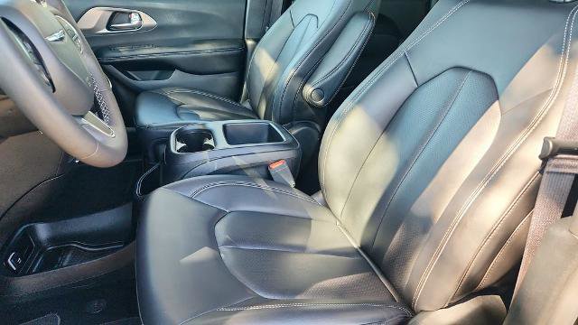 Used 2025 Chrysler Pacifica Select image 11