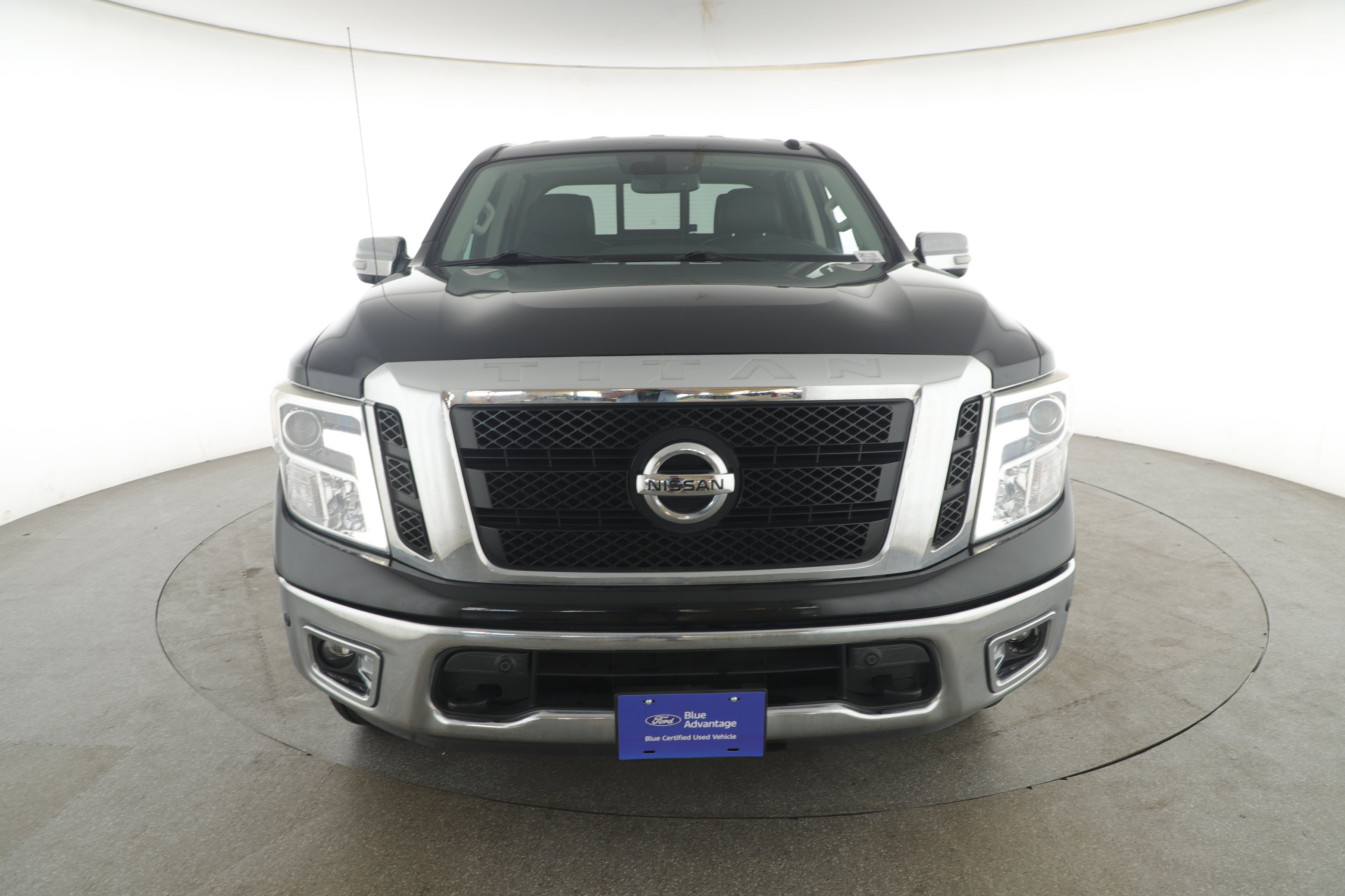 Used 2019 Nissan Titan SL image 2