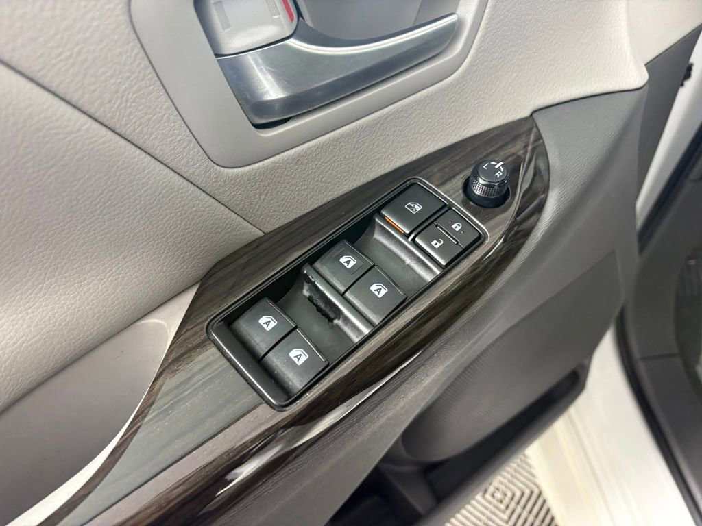 Used 2018 Toyota Sienna XLE w/ XLE Navigation Package image 13