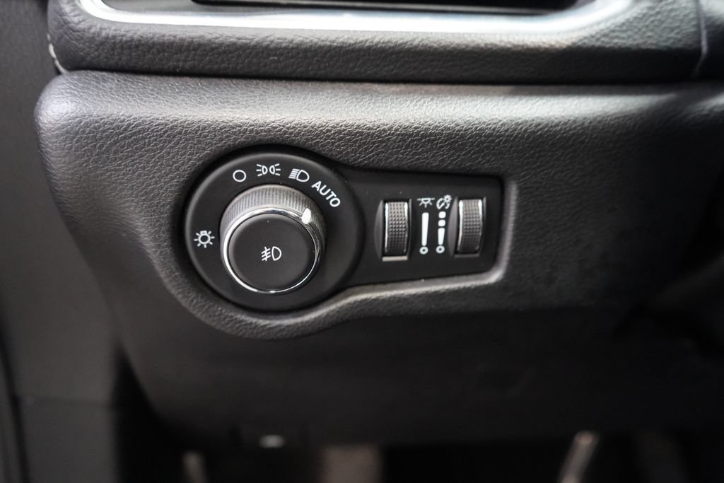 Used 2025 Chrysler Pacifica Limited FWD image 33